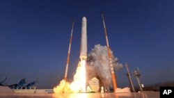 Uji coba peluncuran roket Korea Selatan di Naro Space Center, kota Goheung pada 28 November 2018 (foto: dok). 