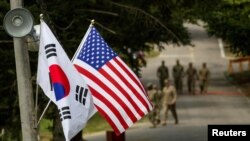 미군기지 주변에 미국 성조기와 한국 태극기가 나란히 걸려있다. (자료사진)