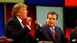 Ông Donald Trump (trái) và Thượng nghị sĩ Ted Cruz trong cuộc tranh luận của đảng Cộng Hòa ngày 3/3/2016.