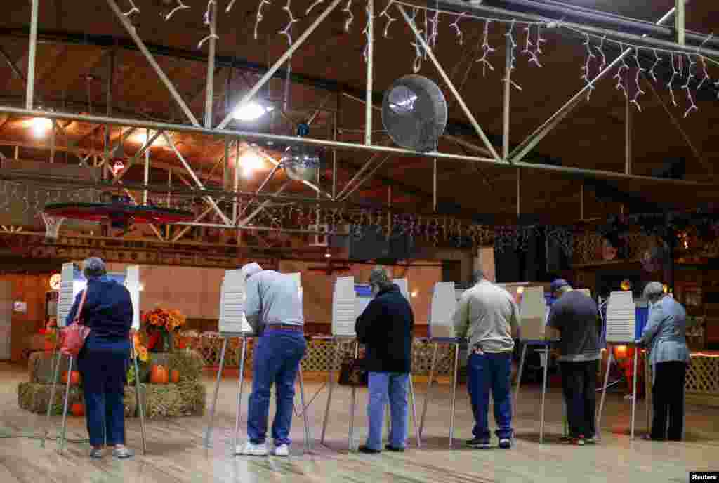 Voters fill in their ballots at a polling place located in Shoaf's Wagon Wheel during the U.S. midterm elections in Salisbury, North Carolina, Nov. 4, 2014.