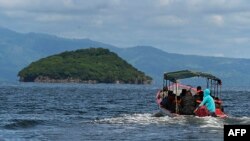 Soldados del Ejército y miembros de la Base Naval de Honduras se dirigen a la Isla Conejo -120 kms al sur de Tegucigalpa- para izar la bandera nacional, el 1 de septiembre de 2021.