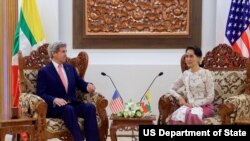 AQSh Davlat kotibi Jon Kerri Myanma Tashqi ishlar vazirasi Au San Su Chi bilan gaplashmoqda, Neypido, Myanma, 22-may, 2016-yil