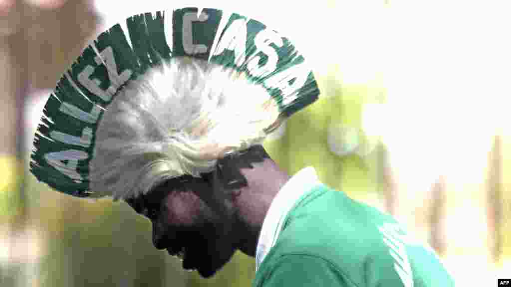 Un autre supporter de Lions de la Teranga, coiffé d’un chapeau avec la mention "Allez Casa", lors de la présentation du trophée du mondial au président du Sénégal, Macky Sall, à Dakar, le 11 mars 2018.