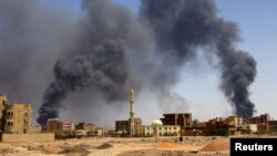 Asap tampak mengepul dari beberapa bangunan di Khartoum utara, sementara pertempuran antara pasukan militer Sudan dan kelompok paramiliter RSF terus bergolak di Sudan (1/5). 