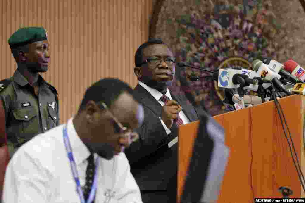 Ministan Lafiya Mr Isa'ac Folorunso Yayin Da Yake Bayani A Taron Gaggawa Na Ma'aikatar Lafiya Akan Yadda Za'a Shawo Kan Cutar Zazzabin Lassa A Abuja Najeriya, Janairu 19, 2016. 