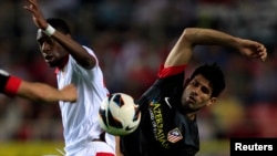 Geoffrey Kondogbia, à gauche, et Diego Costa en lutte lors d'un match de Liga, Espagne, le 21 avrilo 2013 