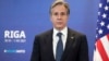 El secretario de Estado estadounidense Antony Blinken habla con la prensa durante la reunión de cancilleres de la OTAN en Riga, Letonia, 30 de noviembre de 2021. 
