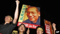 保护记者委员会所说的中国27名被关押新闻工作者之一是刘晓波。香港民主活动人士呼吁释放刘晓波