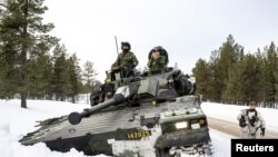 Švedski vojnici na borbenom vozilu tokom obuke sa finskim jedinicama u okviru NATO vežbe, Heta, Finska, 5. mart, 2024. (Foto: REUTERS / Anders Wiklund)
