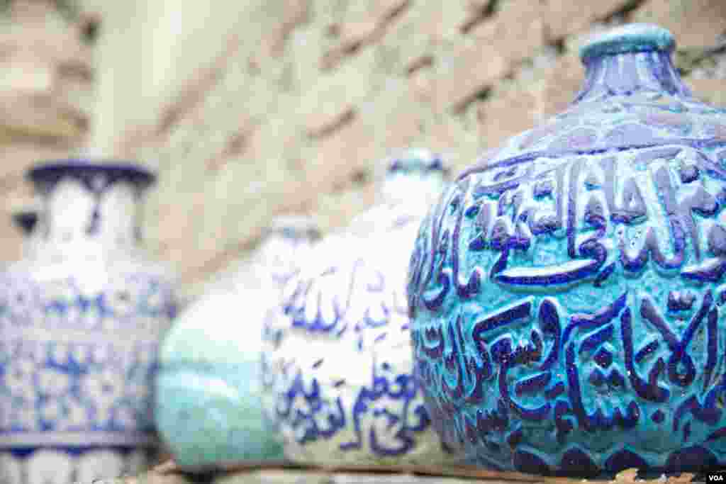 دکان میں ملتان کی کشیدہ کاری والے ڈیکوریشن پیسز بھی موجود ہیں جو کہ قدیم نہ ہونے کے باوجود شوقین افراد کی دلچسپی کا سبب بنتے ہیں۔