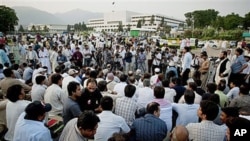 Pakistani journalists hold a protest rally and sit-in-protest outside the Parliament to condemn the killing of their colleague, Syed Salim Shahzad, this week after he reported being threatened by intelligence agents, in Islamabad, Pakistan, June 15, 2011