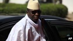 Yahya Jammeh, le président gambien descend de sa voiture lors d'un sommet à Abuja, Nigeria, 27 février 2014.