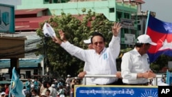 រូបឯកសារ៖ លោក កឹម សុខា​ ប្រធានគណបក្សសង្គ្រោះជាតិដែលត្រូវបានតុលាការរំលាយ ស្វាគមន៍អ្នកគាំទ្រនៅក្នុងការហែក្បួនបក្ស នៅរាជធានីភ្នំពេញ ថ្ងៃទី២ ខែមិថុនា ឆ្នាំ២០១៧។