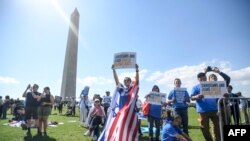 Aksi unjuk rasa pro-Israel di dekat Monumen Washington menggusung pesan "Philos - Stand With Israel" di Washington, DC, 7 Oktober 2024. (Matthew Hatcher / AFP)