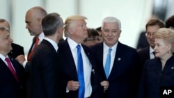 Crnogorski premijer Duško Marković, nakon što ga je odgurnuo predsednik Tramp na NATO samitu u Briselu.
