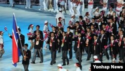 지난 2010년 11월 제16회 광저우 아시안게임 개막식에서 북한 선수단이 입장하고 있다.