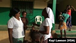 Des encadreurs et des enfants porteurs du VIH/Sida hébergés à la maison Ste Monique de l’ONG "vivre dans l’espérance", à Dapaong, Togo, 16 mai 2017. (VOA/Kayi Lawson)