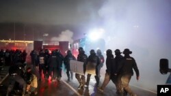 防暴警察前往攔阻在阿拉木圖市中心的抗議者。(2022年1月5日)