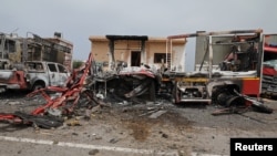 Des véhicules et des bâtiments endommagés sont vus à l'aéroport de Mitiga après avoir été touché par des bombardements, à Tripoli, en Libye, le 10 mai 2020.