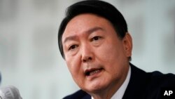 资料照：韩国反对党国民力量党总统候选人尹锡悦在首尔与外国媒体交谈。（2021年11月12日）