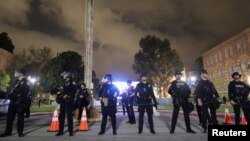 La policía antimotines llega al campus de la Universidad de California tras enfrentamientos entre manifestantes pro-palestinos y pro-israelíes, en Los Ángeles, California, el miércoles 1 de mayo de 2024.